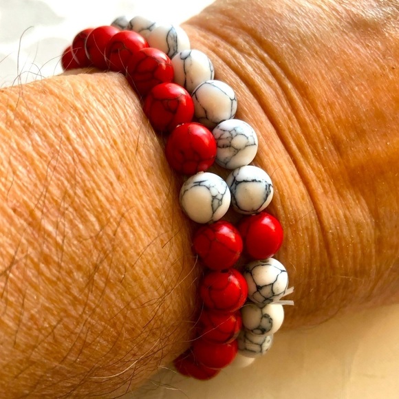 Unisex 2 Stretch Bracelets in red and white with black marbled veins - Picture 1 of 7